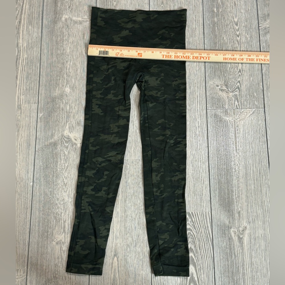 SPANX Seemless Leggings Green Camo for Tummy Control Size Medium New, No Tags - Picture 7 of 8